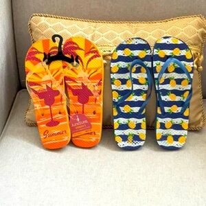 2 PAIRS OF RUBBER FLIP FLOPS SIZE - WOMENS M (7/8)